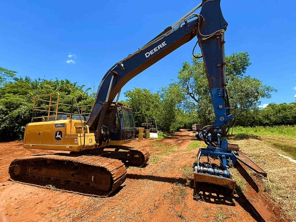 Escavadeira com Garras John Deere 210G LC ano 2022