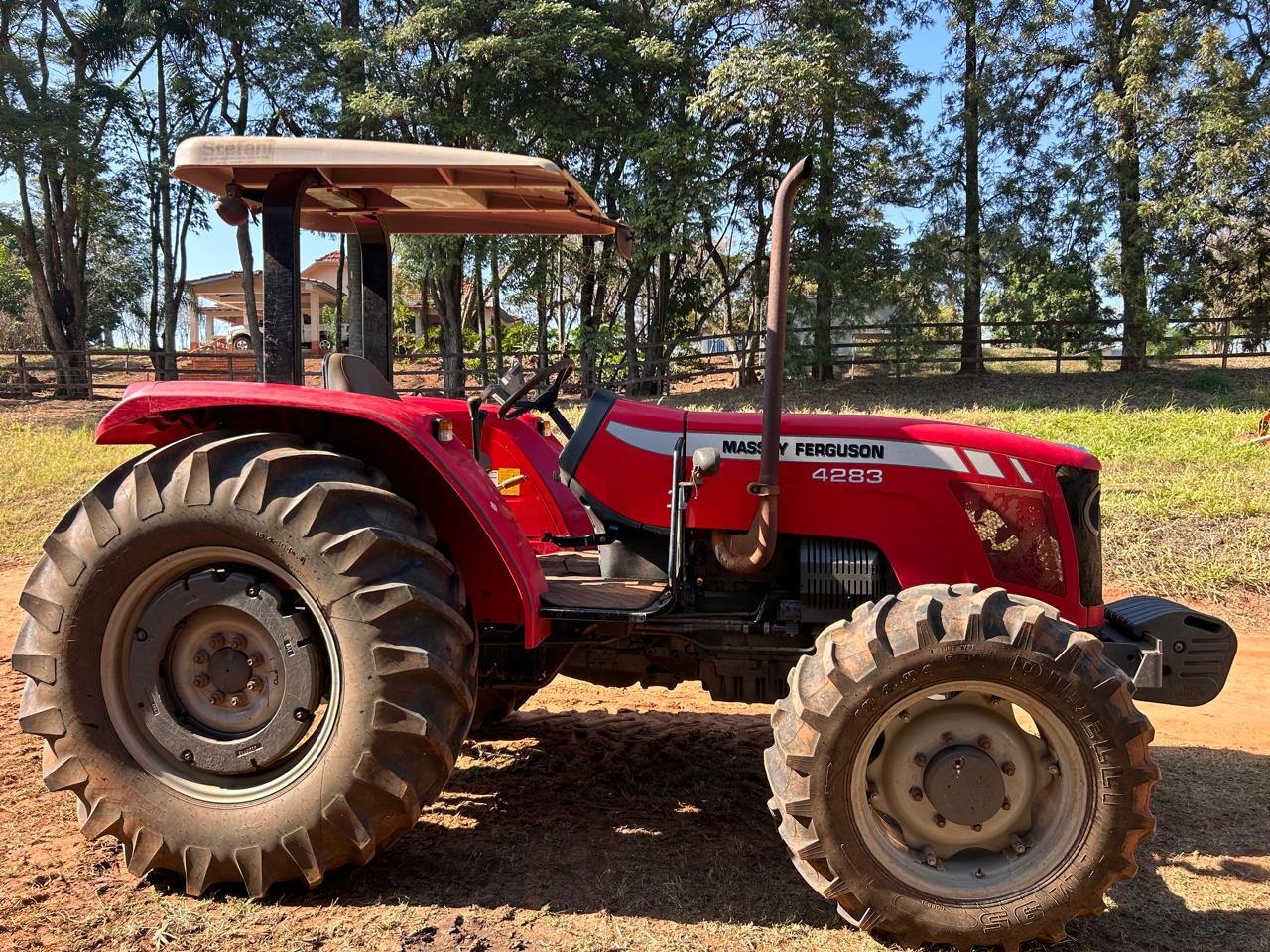 Trator Massey Ferguson MF 4283 ano 2014