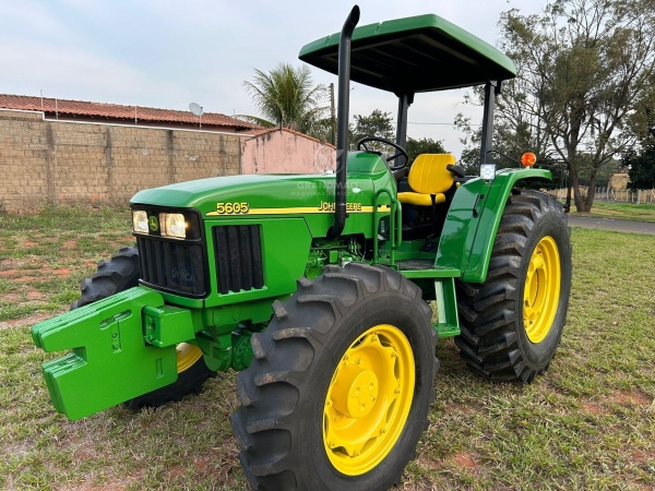 Trator John Deere 5605 ano 2009