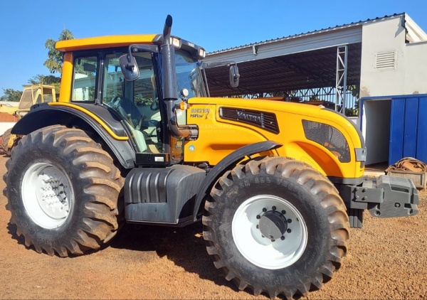 Trator Valtra BH 210i ano 2014 - BH 210i - Máquinas Agrícolas