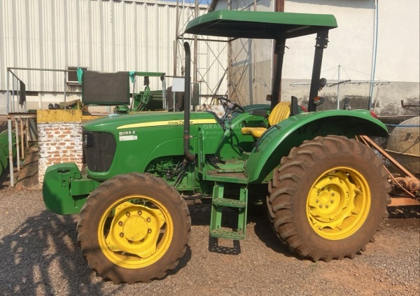 Trator John Deere 5055E ano 2017