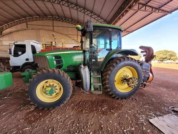 Trator John Deere 6145J ano 2013