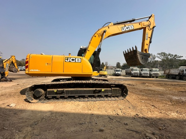 Escavadeira JCB JS200 ano 2011