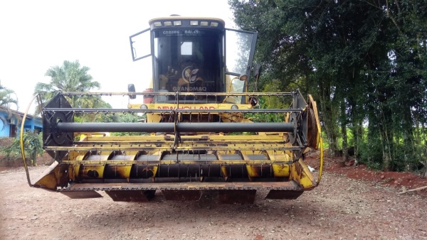 Colheitadeira New Holland 4040 Sojeira ano 1984