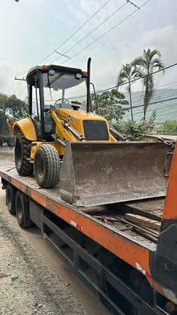 Retroescavadeira New Holland LB 90 ano 2011