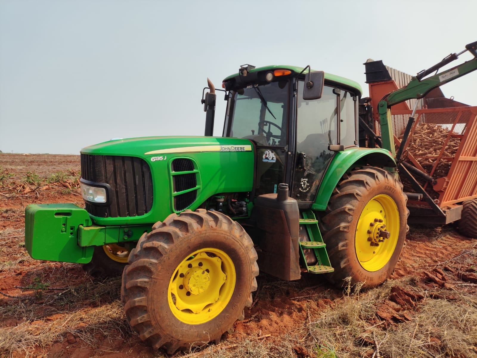 Trator John Deere 6135J ano 2017