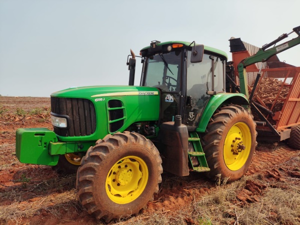 Trator John Deere 6135J ano 2017
