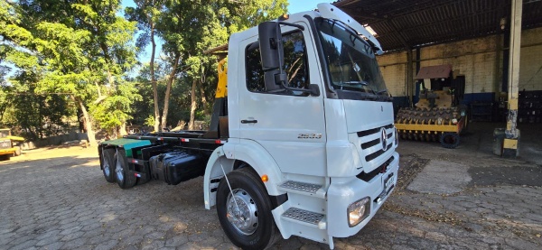 Caminhão Mercedes Benz AXOR 2535 ano 2011