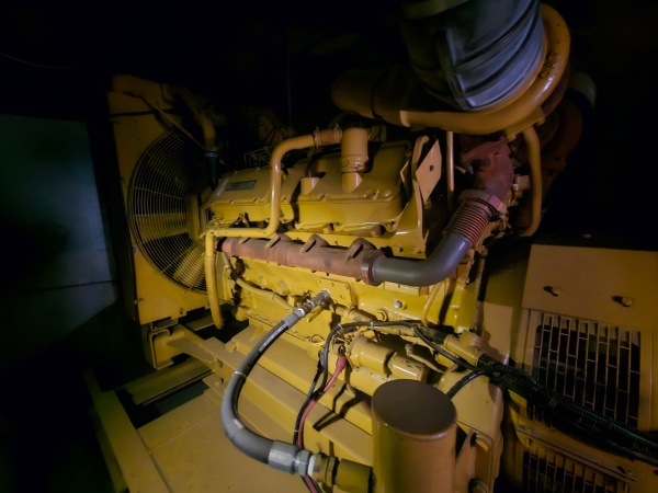 Gerador de Energia Caterpillar 750 kVA ano 1999