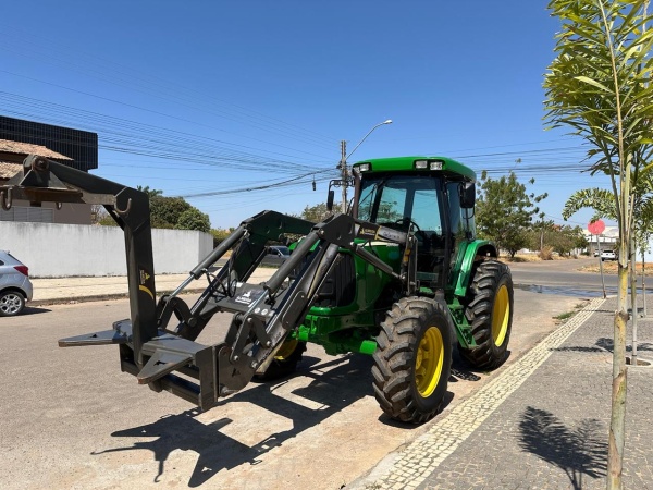 Trator John Deere 6615 ano 2009