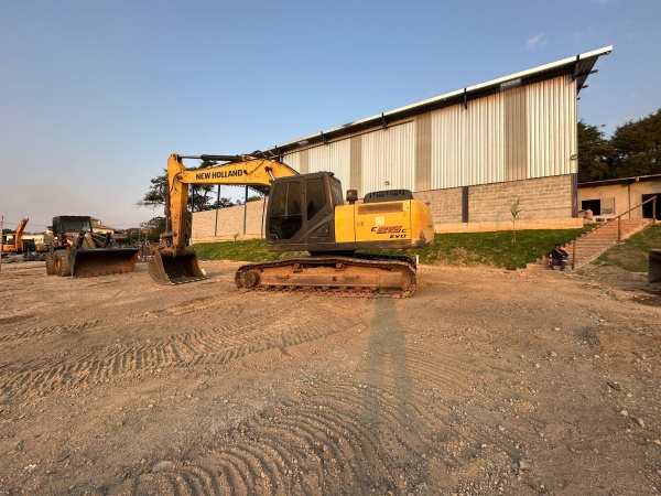 Escavadeira New Holland E215 ano 2018
