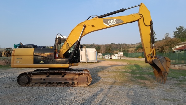 Escavadeira Caterpillar 320 D2 ano 2013