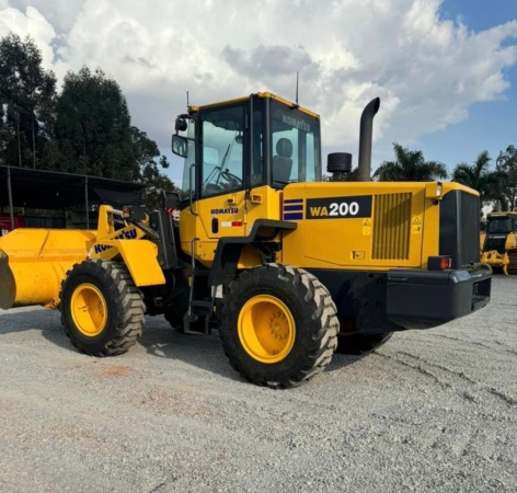 Pá Carregadeira Komatsu WA 200 ano 2022