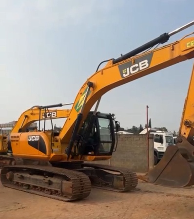 Escavadeira JCB JS200 ano 2014