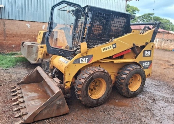 Mini Carregadeira Caterpillar 242B ano 2014 - 242B - Máquinas de Linha Amarela
