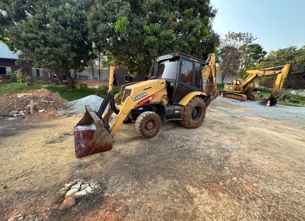 Retroescavadeira Randon RD406 4x4 ano 2020