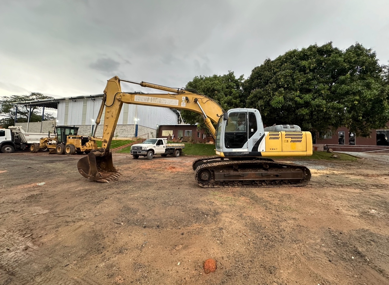 Escavadeira New Holland e215-b ano 2010