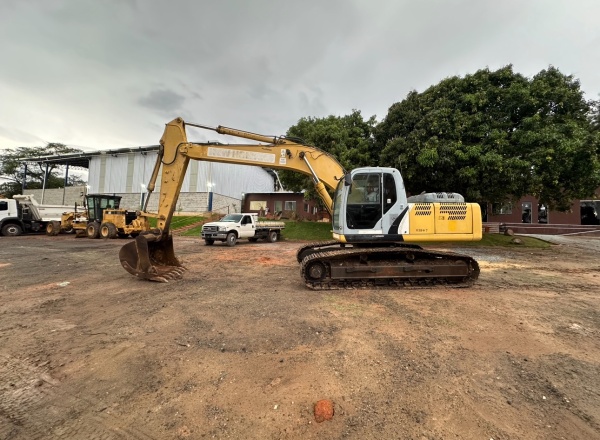 Escavadeira New Holland e215-b ano 2010