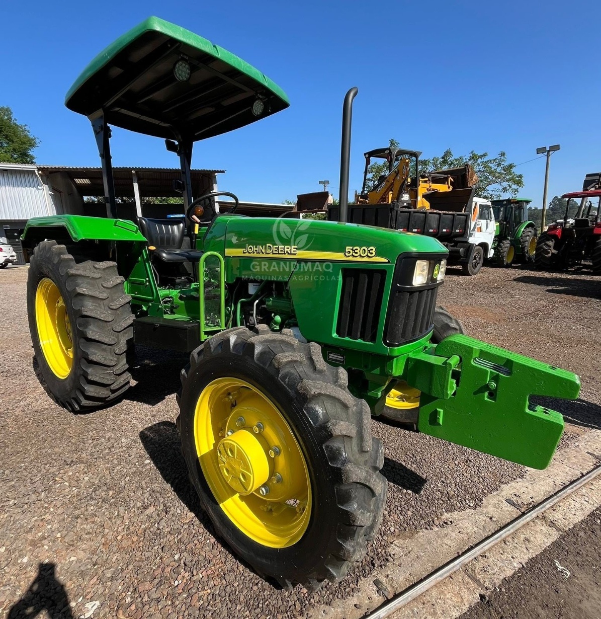Trator John Deere 5303 ano 2011