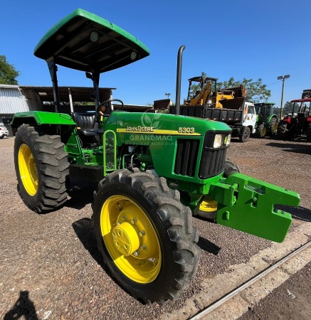 Trator John Deere 5303 ano 2011