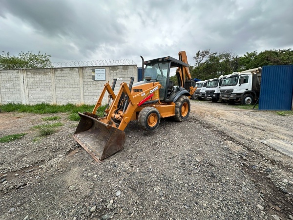 Retroescavadeira Case 580M - Máquinas de Linha Amarela