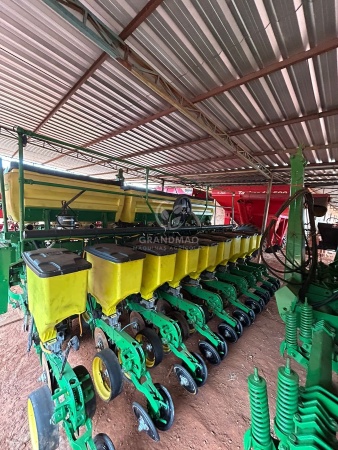 Plantadeira John Deere 1111 ano 2013