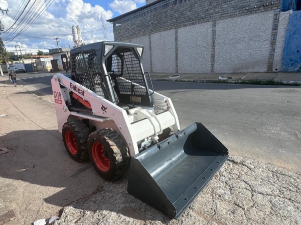 Mini Carregadeira Bobcat S130 ano 2008