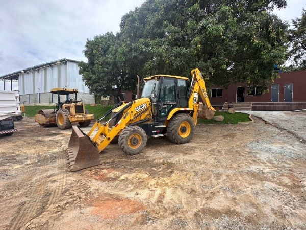 Retroescavadeira JCB 3CX - 3CX - Máquinas de Linha Amarela