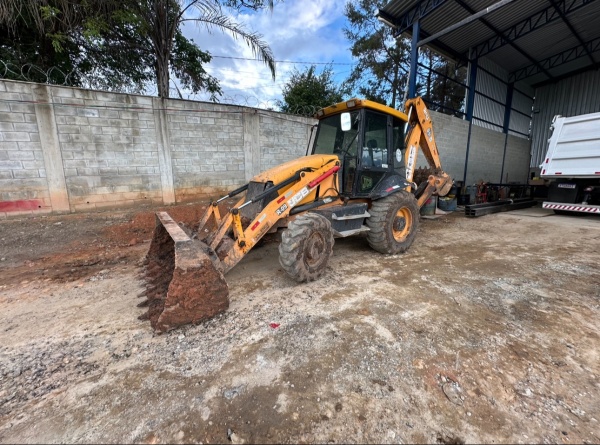 Retroescavadeira JCB 3CX ano 2011 - 3CX - Máquinas de Linha Amarela
