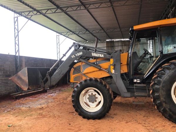 Trator Valtra BM125 ano 2014 - BM125 - Máquinas Agrícolas
