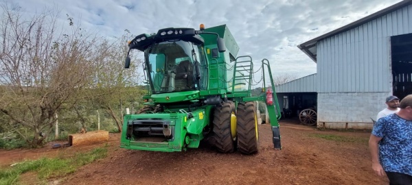 Colheitadeira John Deere S550 ano 2020 - S550 - Máquinas Agrícolas