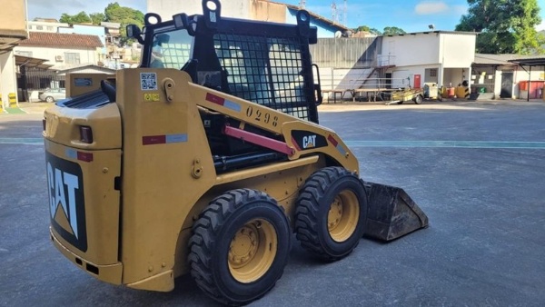 Mini Carregadeira Caterpillar 226B3 ano 2013