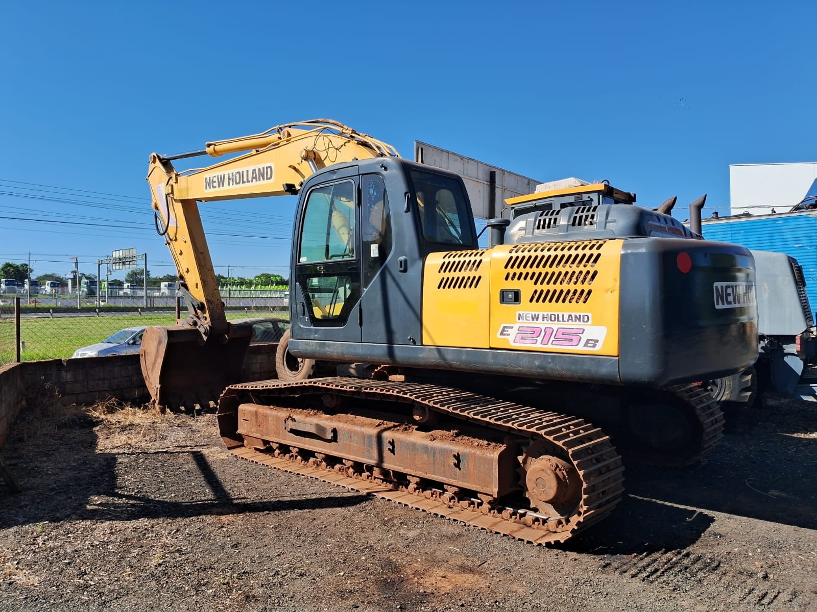 Escavadeira New Holland e215-b ano 2010