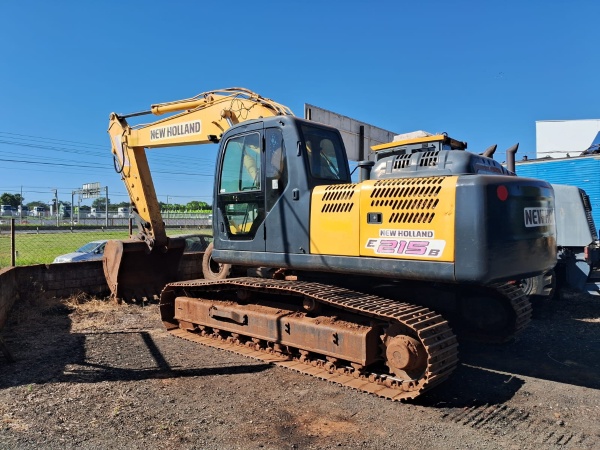 Escavadeira New Holland e215-b ano 2010