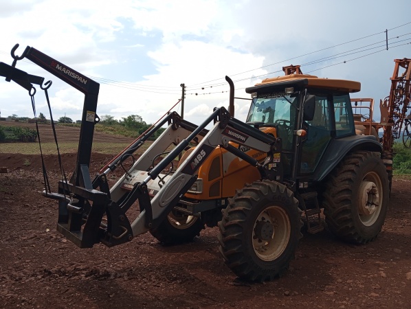 Trator Valtra BM 100 ano 2012