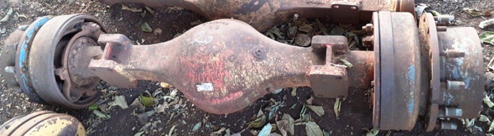 Peça Outros  Eixo traseiro da escavadeira Poclain LY2P ano 1991
