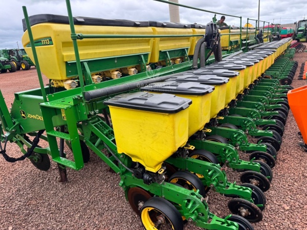 Plantadeira John Deere 1113 ano 2019 - 1113 - Implementos para Plantio