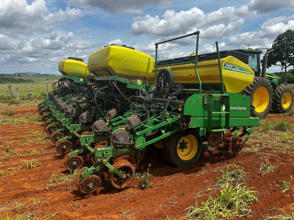 Plantadeira John Deere 2122 ccs ano 2014