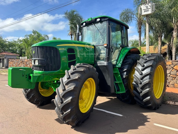 Trator John Deere 6205J ano 2015