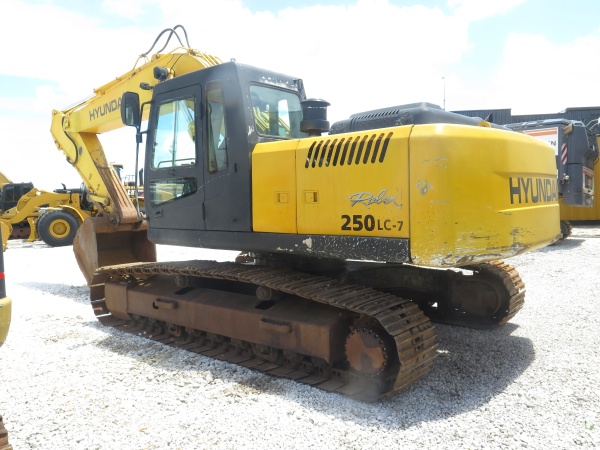 Escavadeira Hyundai R250LC-7 ano 2010