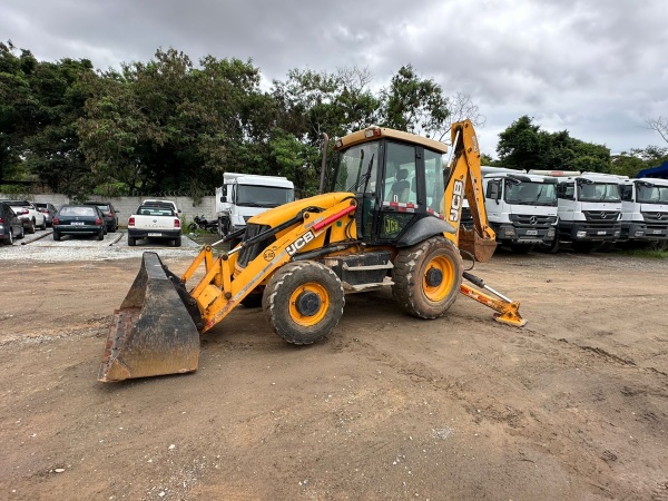 Retroescavadeira JCB 3C ano 2013 - 3C - Máquinas de Linha Amarela