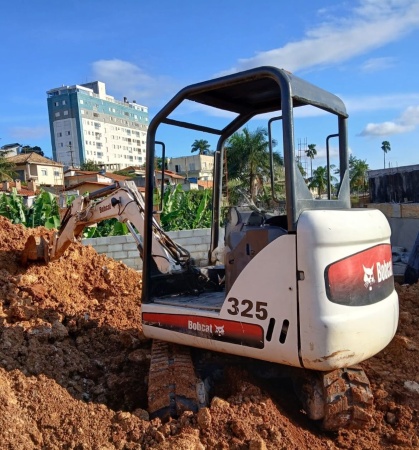 Mini Escavadeira Bobcat 325 ano 2011