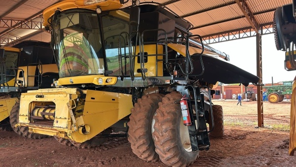Colheitadeira New Holland CR 9060 ano 2013