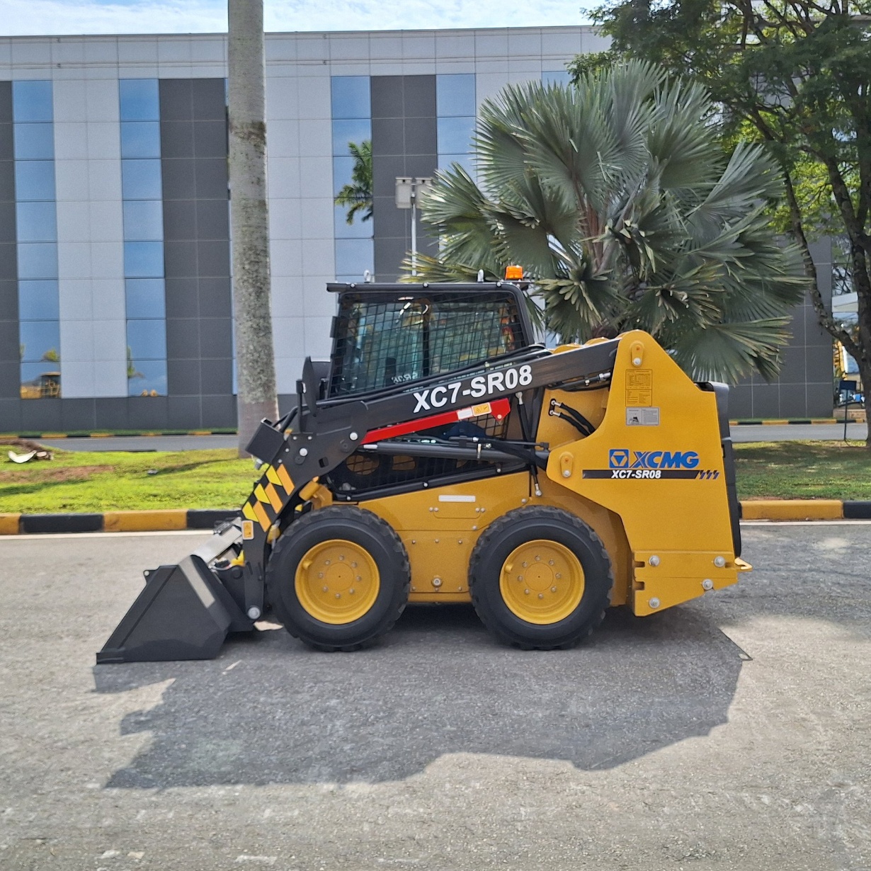 Mini Carregadeira XCMG XC7-SR08 ano 2025