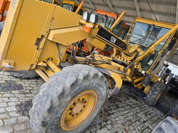 Motoniveladora Caterpillar 12H ano 2002