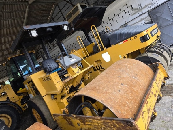 Rolo Compactador Caterpillar CS431C ano 2001