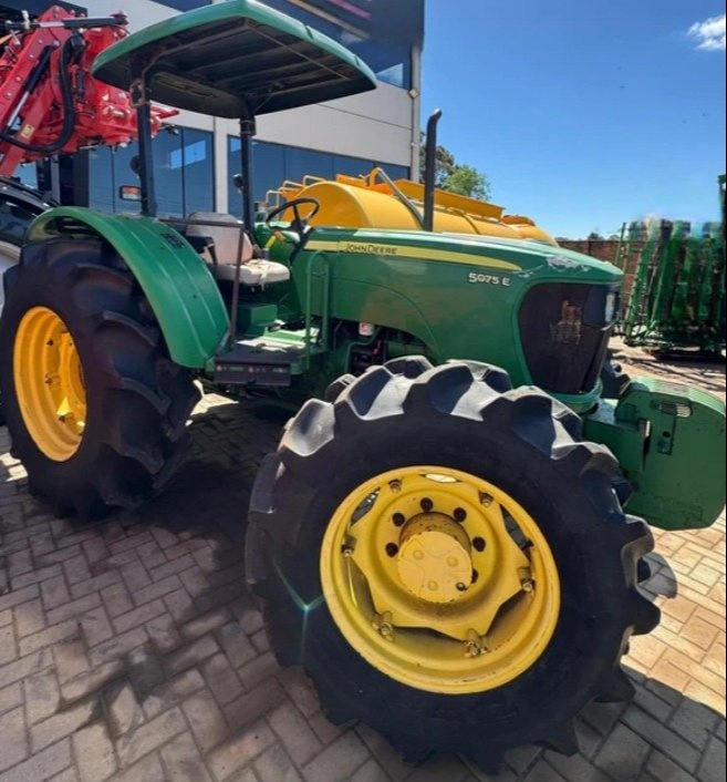 Trator John Deere 5075E ano 2014