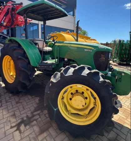 Trator John Deere 5075E ano 2014