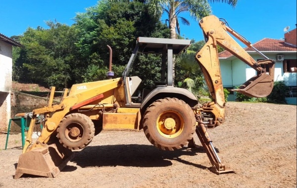 Retroescavadeira Case 580L