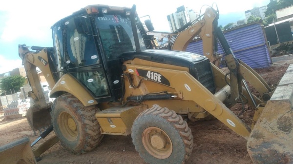 Retroescavadeira Caterpillar 416 E ano 2015